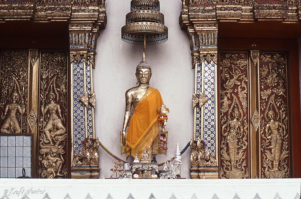 Thailand-outside-temple-horz-T150045.jpg